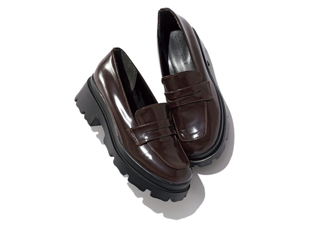 透けソックスと合わせる厚底ローファー2-3