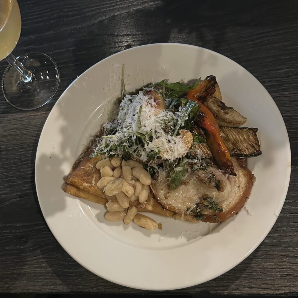 プレートを上から撮影した写真。豆やパプリカ、なすなどがクレープの上にたっぷりのっている。