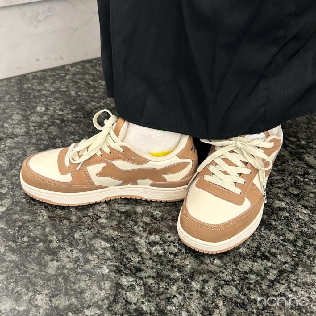 岡本夏美の私物のスニーカー