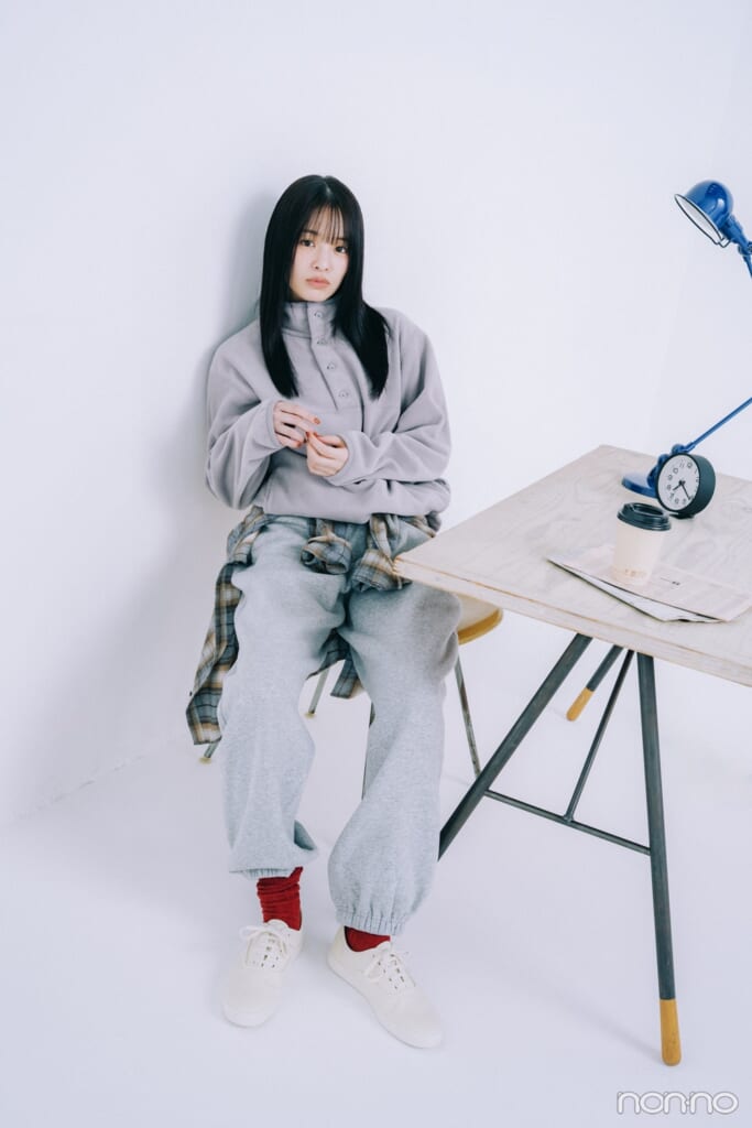 無印良品のスウエットワイドパンツを履いた横田真悠