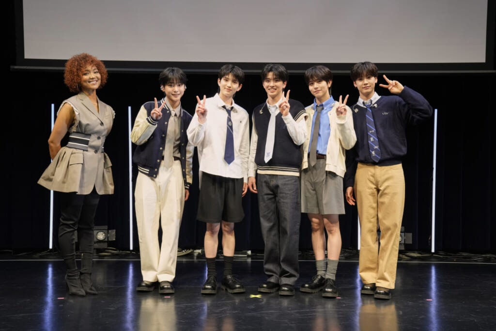 プレデビュー曲としてリメイクした「恋に落ちたら」を歌っているCrystal Kayさんと、笑顔で写真に納まるVIBY