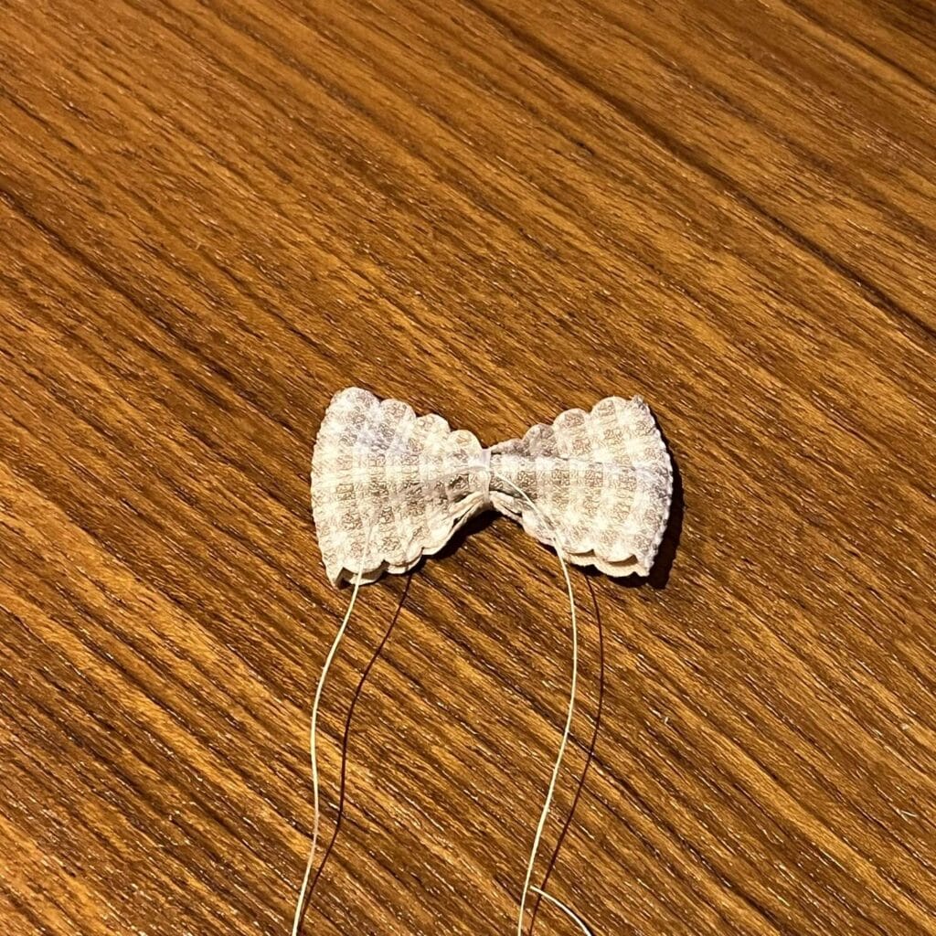 装飾用 リボン 中心に糸を巻く