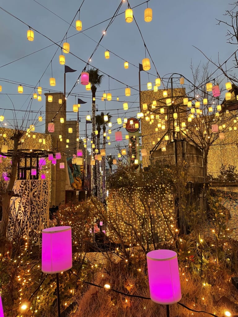 ひらかたパークのイルミネーションの様子。たくさんのランタンが黄色とピンクに輝いている。