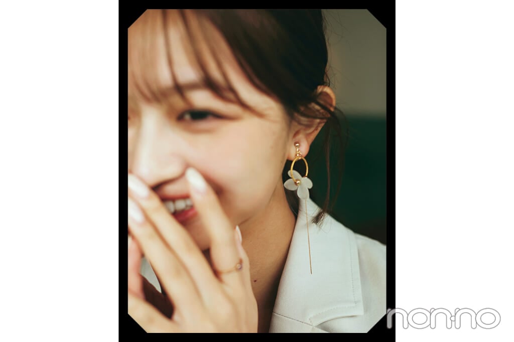 大学授業終わりにカフェに行く日におすすめの、顔回りが映える大ぶりイヤリング