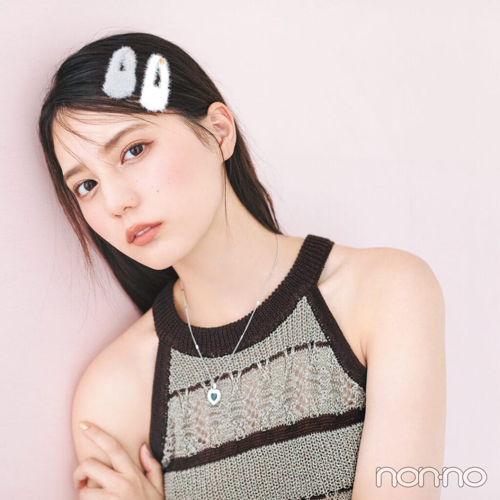 ヘアアクセサリーおすすめブランドの「ベリーバトン」のヘアピンをつけた女性