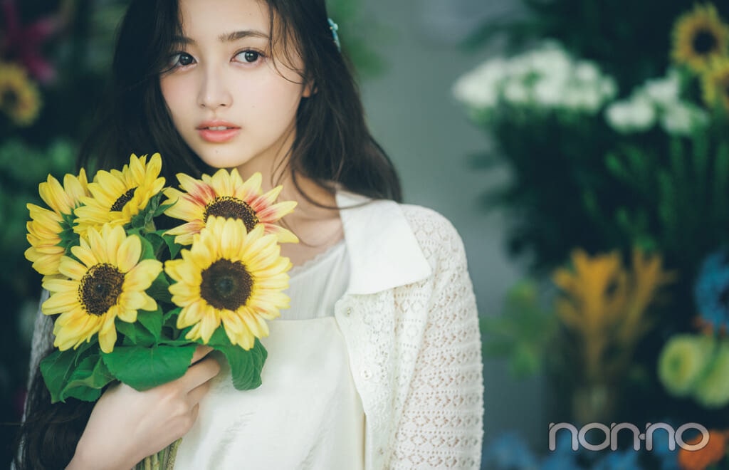 フォトジェニックな写真を撮るアイディア1 お花と顔を寄せて撮るならサテンと透かし編みの異素材白コーデで