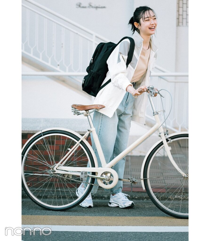 自転車通学派のデニムパンツとスニーカーコーデ