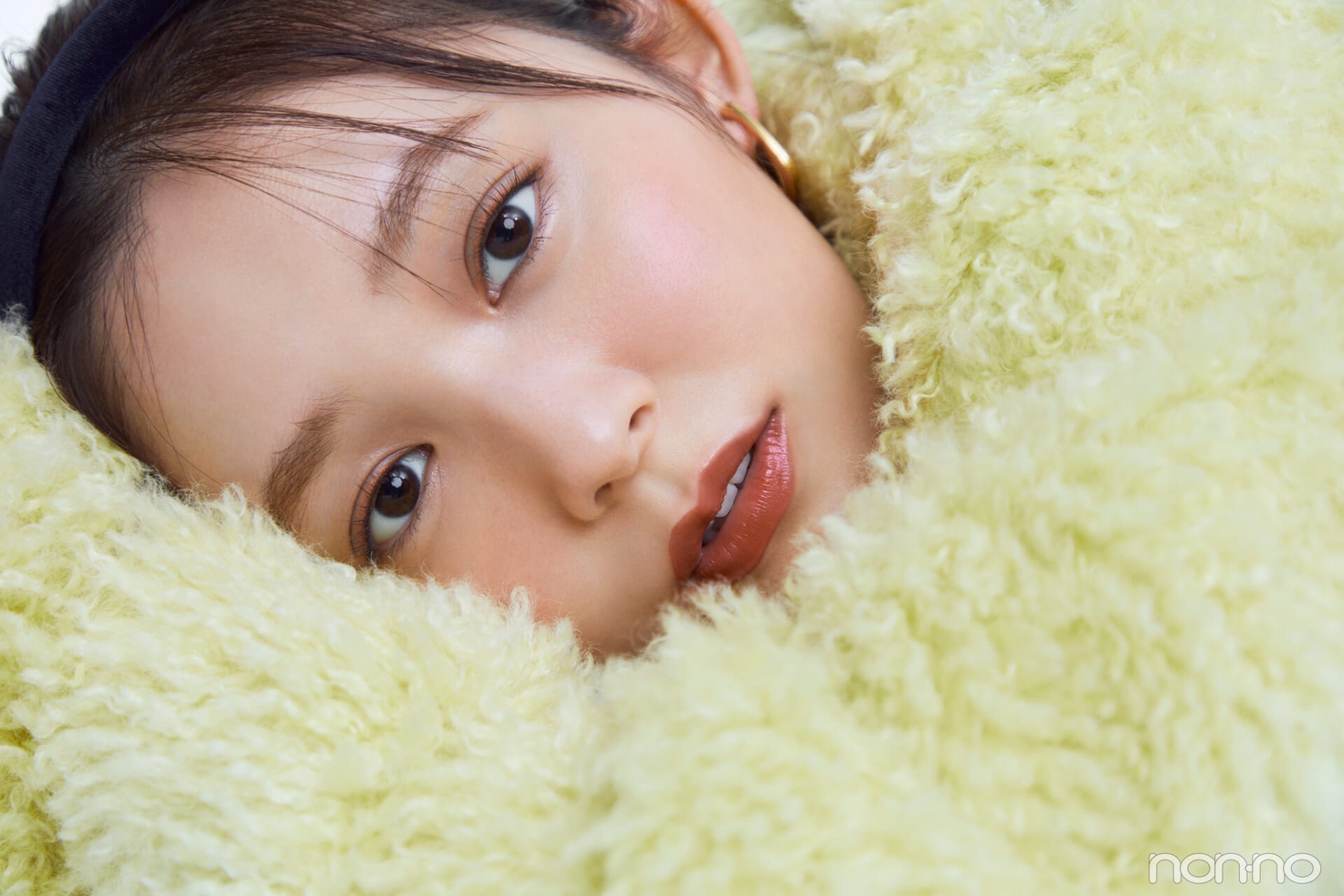 THREE「ドリームオン アリューリング リップスティック」をつけた久間田琳加