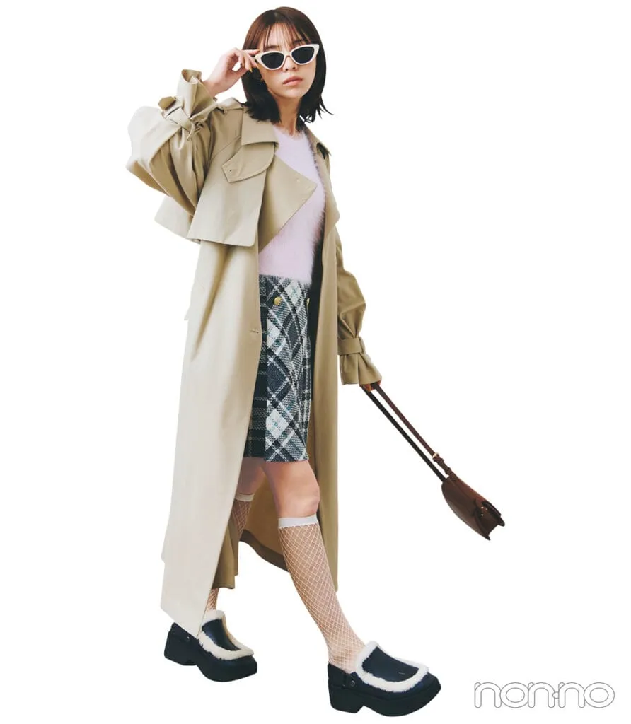 菊地姫奈の大学生の一週間コーデ、木曜日のトレンチコートスタイル