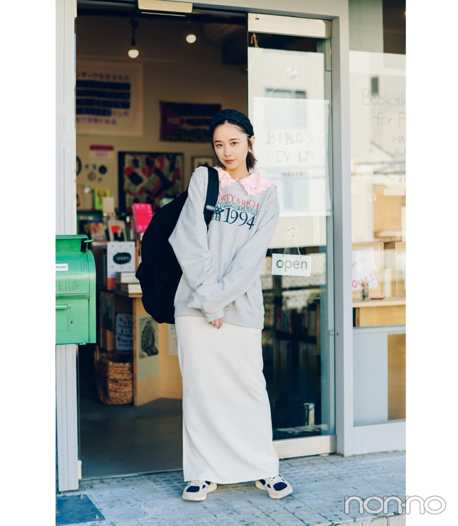 【ディズニーコーデ】白ロングスカート×ロゴ入りパーカ×スニーカー