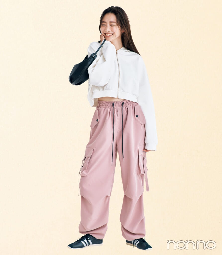 アディダスの薄底スニーカーをはく岡本夏美