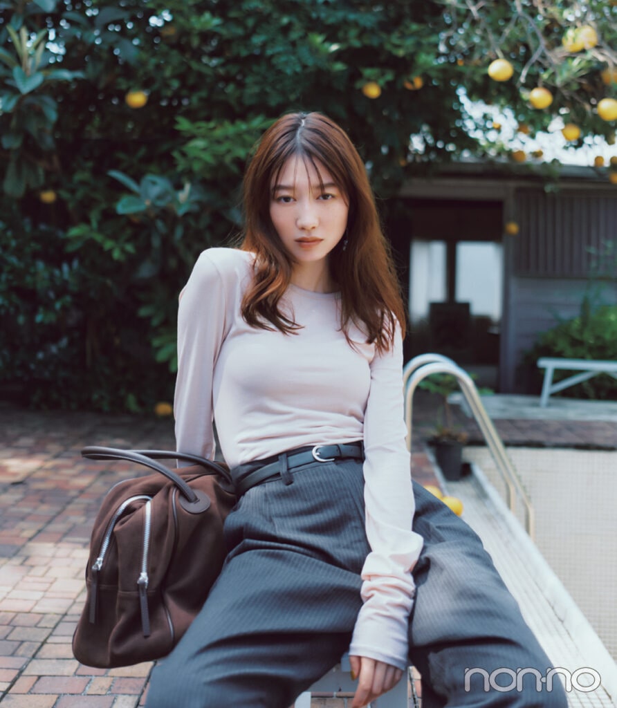 大人なニュアンスを足せる淡色カットソー