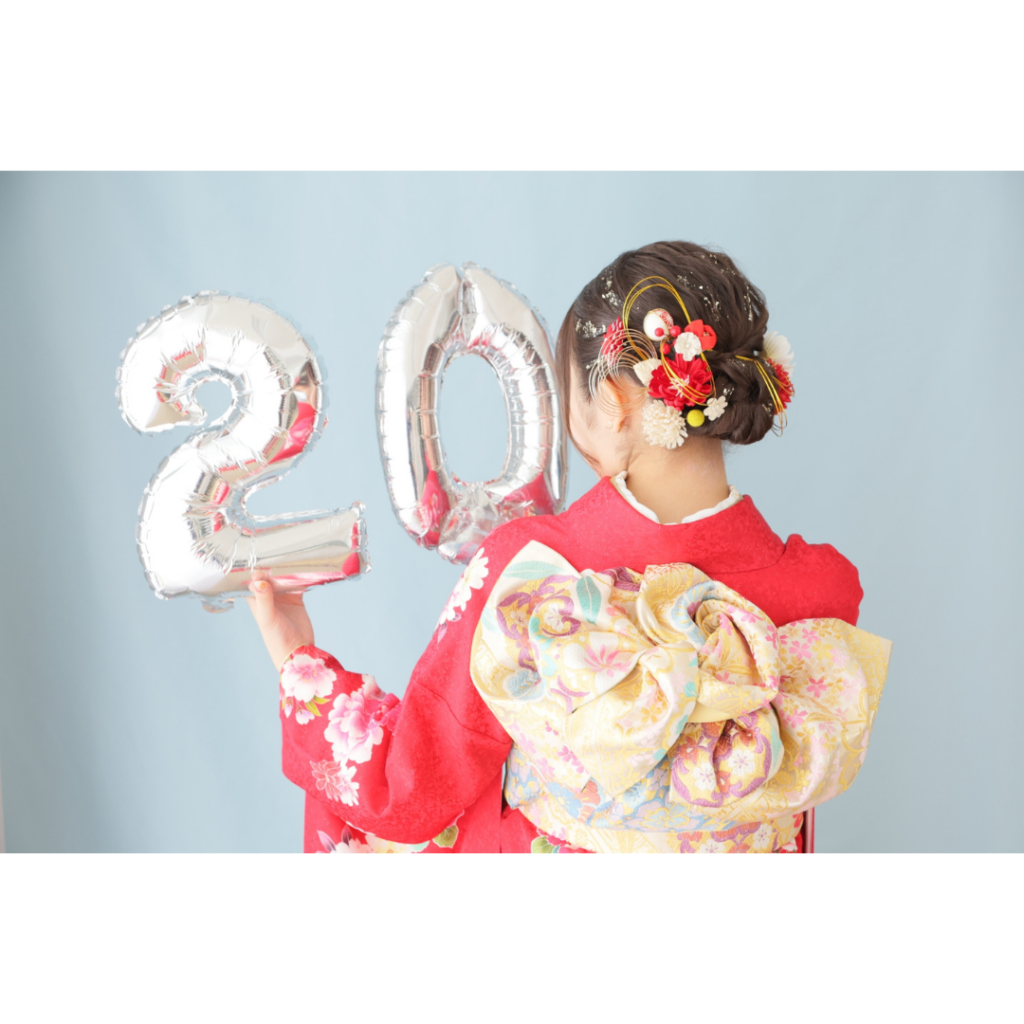 20のバルーンを持った振袖姿の女性