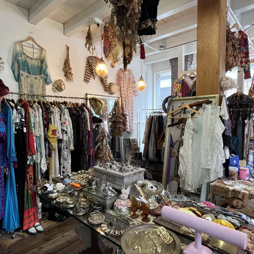 古着屋 リリーローズ 店内
