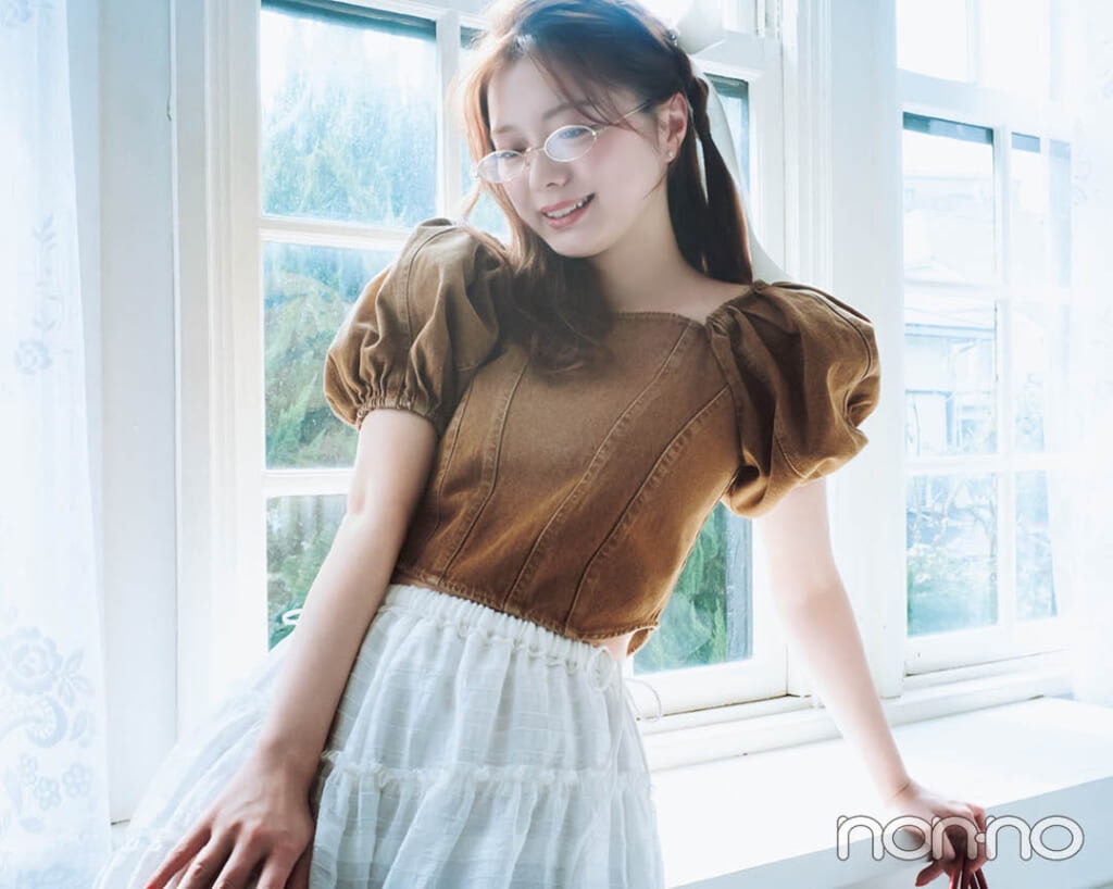 紺野彩夏が着る夏のパフスリトップス