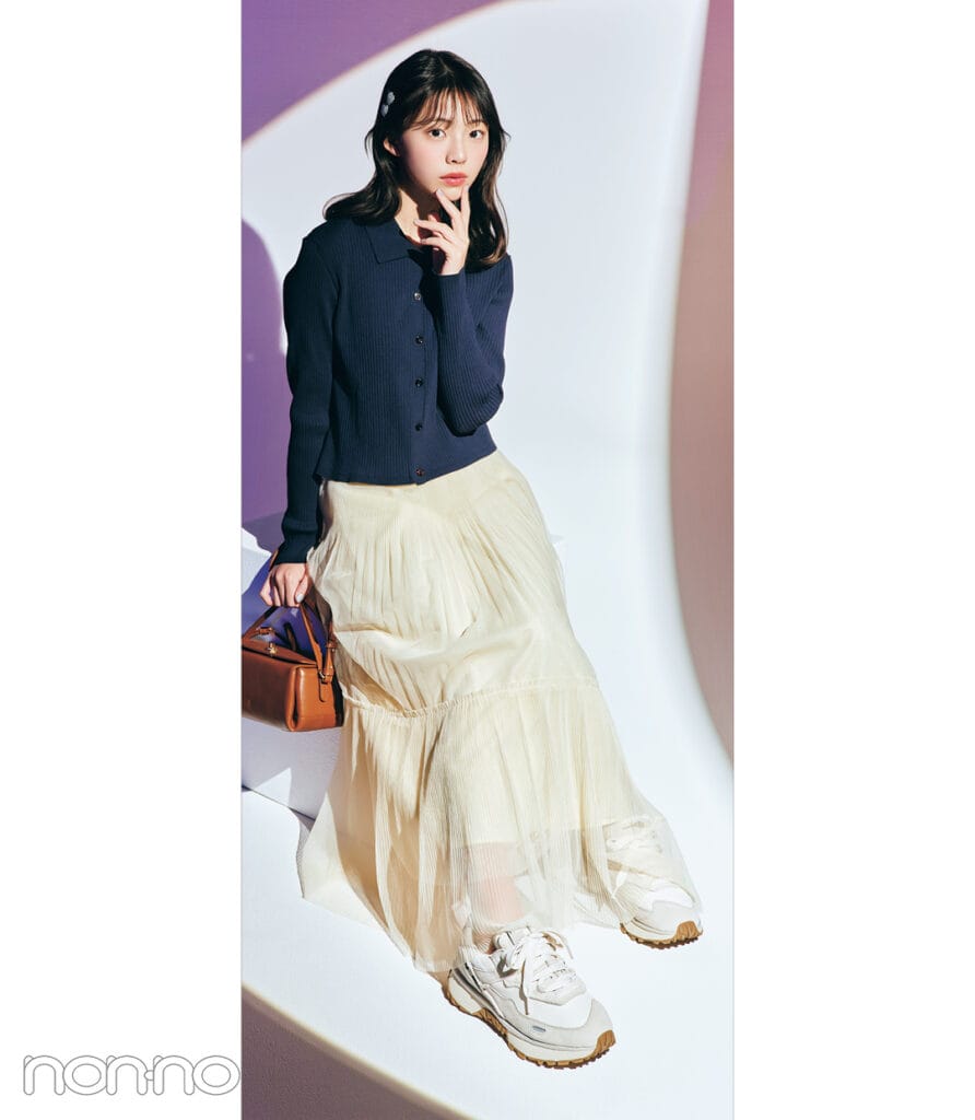 白スニーカー大賞「UGG®RetroFi Low　
Ceramic」をはいた菊地姫奈