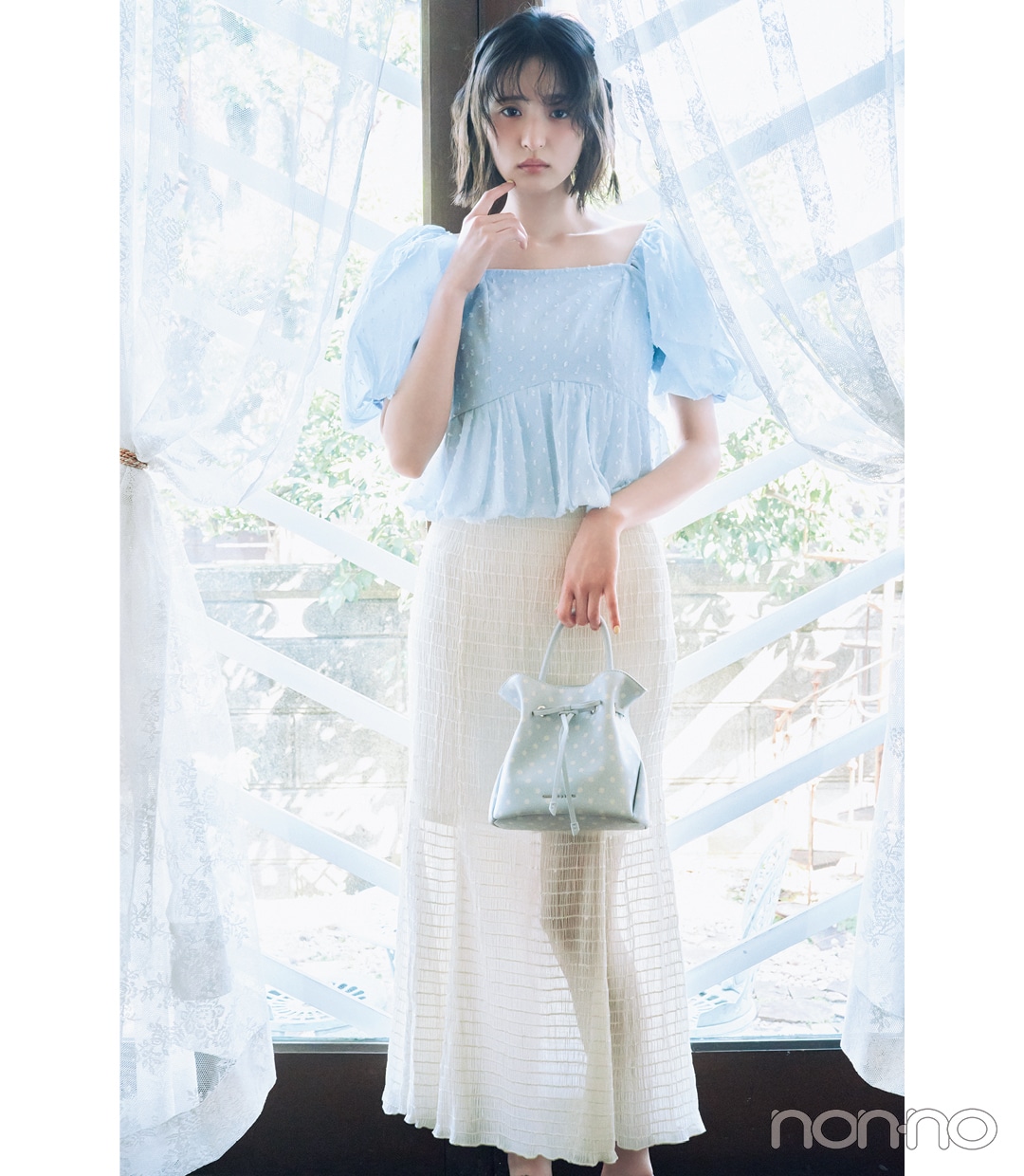 遠藤さくらが着る夏のパフスリーブトップス1