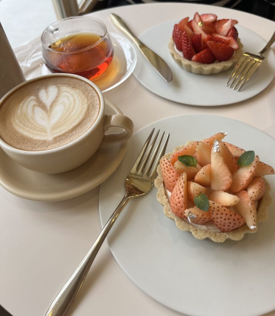 2025年4月ごろに来店。ホットティー、ホットカフェラテ、春季限定商品の苺タルト二種を注文しました。