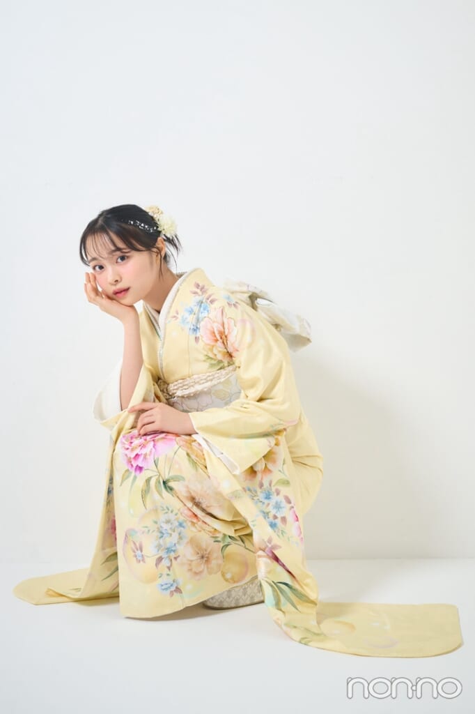 イエローの着物を着て座ってほおずえをつく林芽亜里