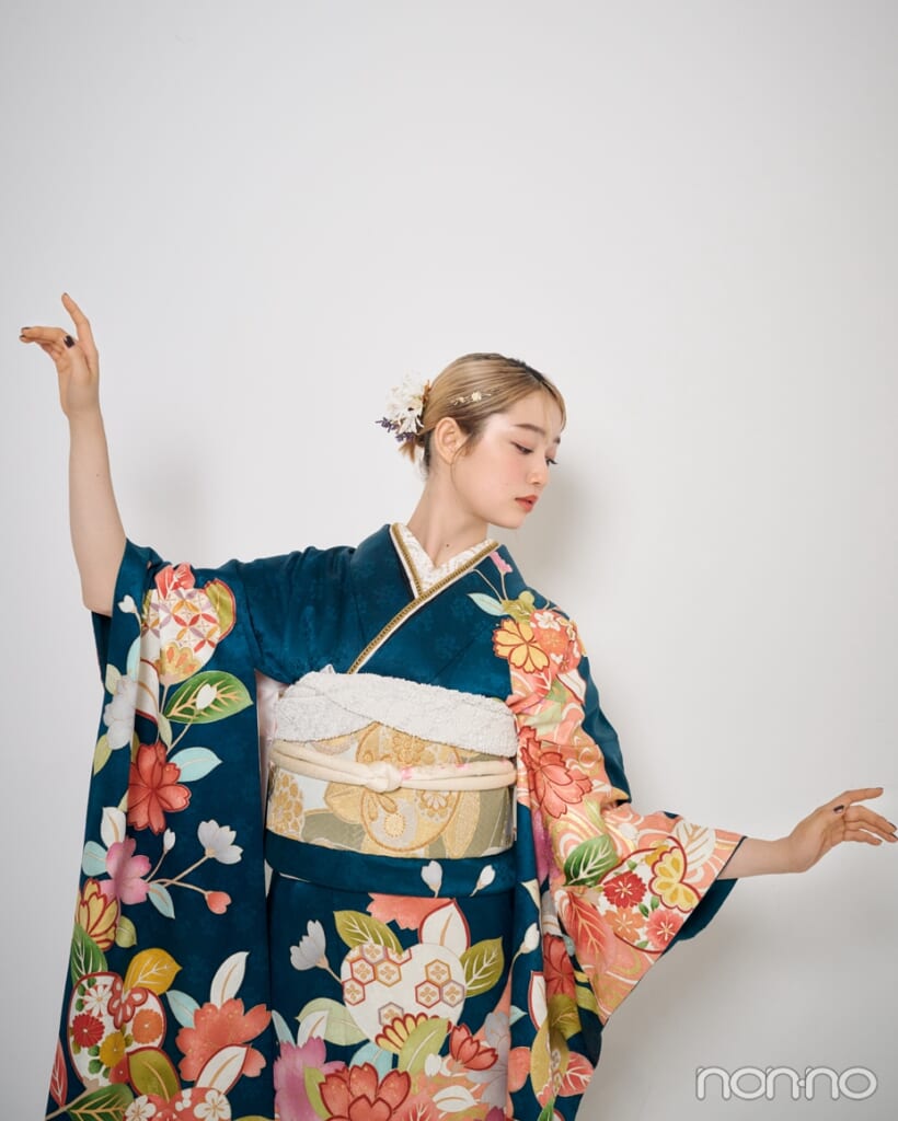 グリーンの振袖を着て手をひろげる小宮山莉渚