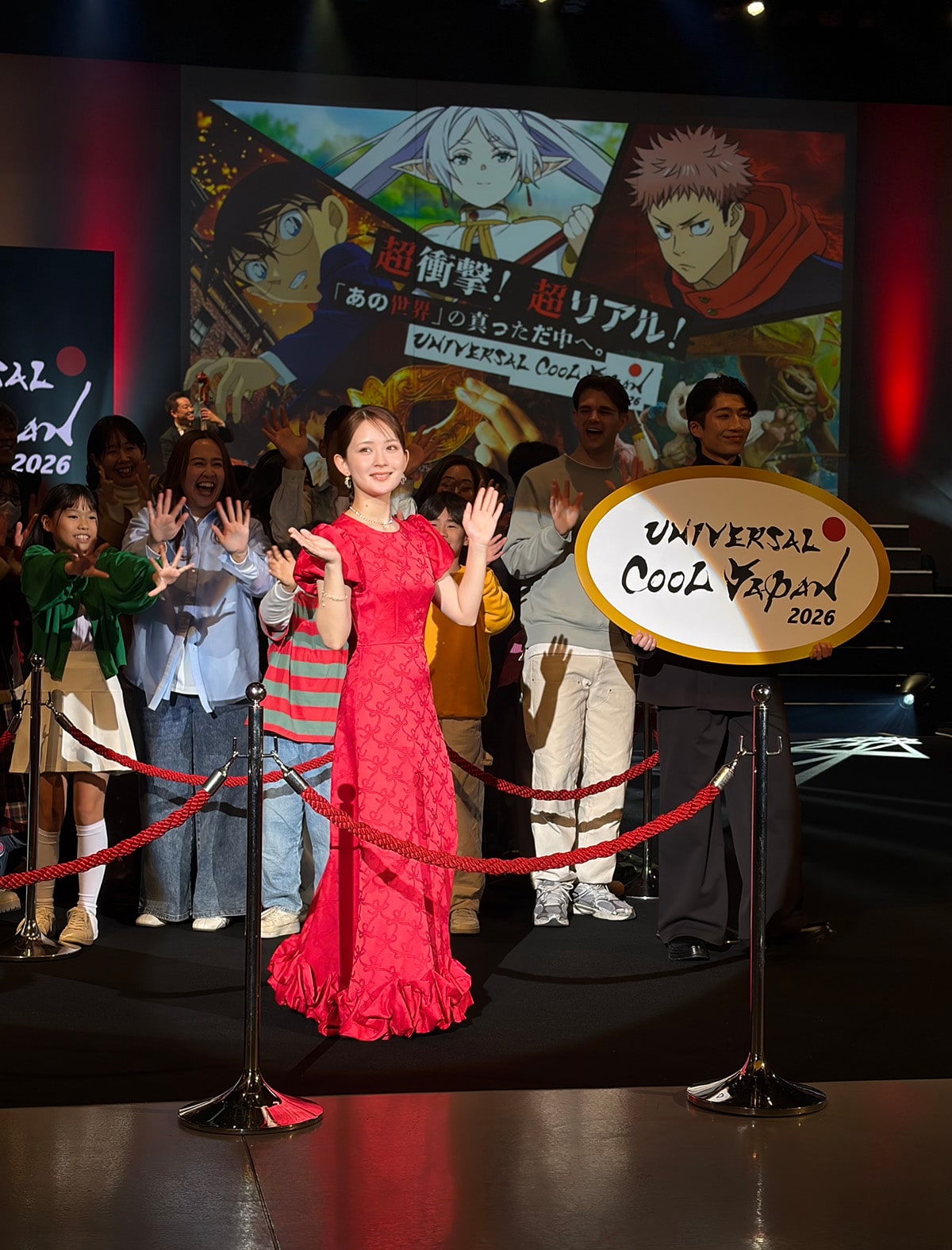 赤ドレスを着て登場する畑芽育