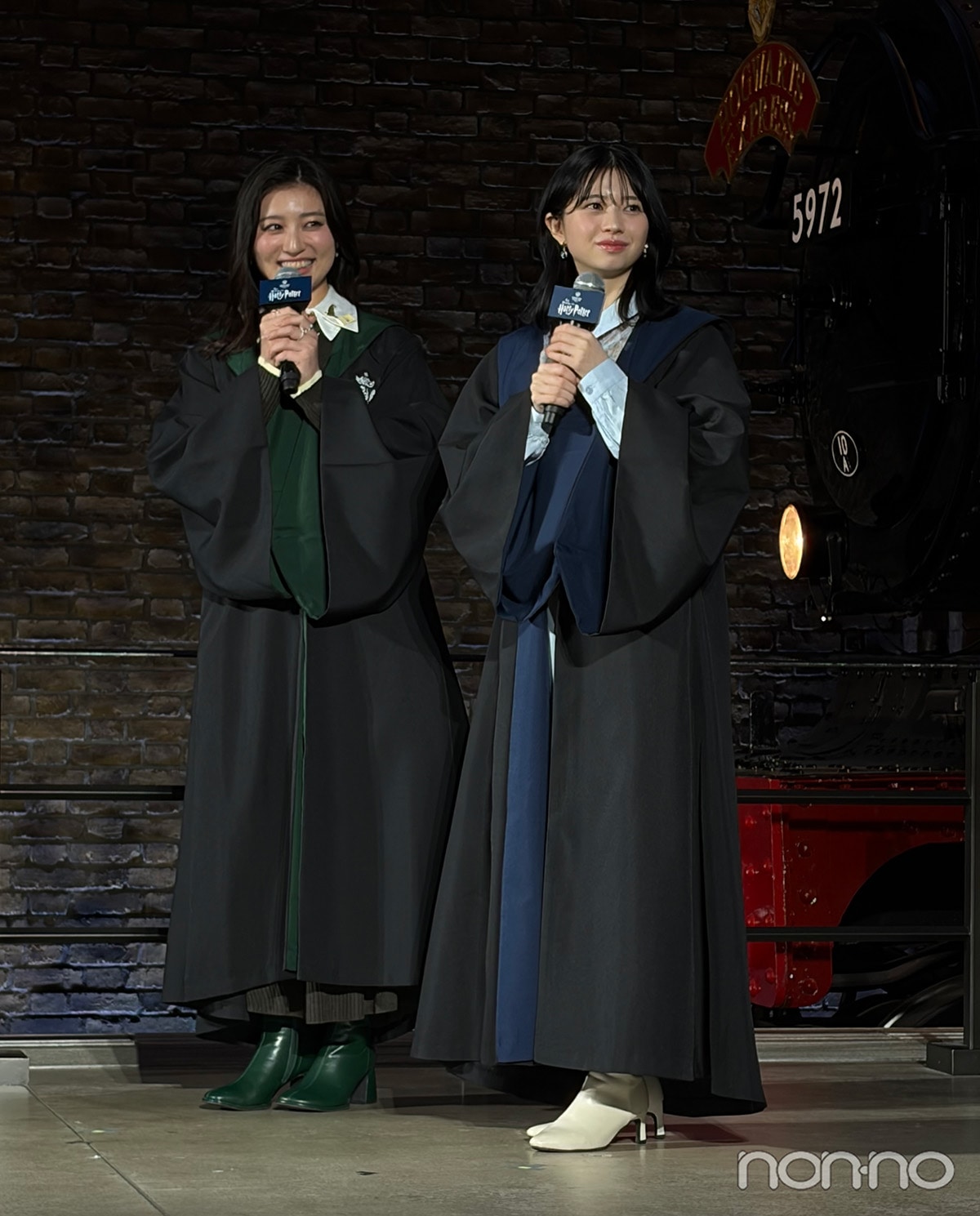 マイクを持つ桜田ひよりと吉川愛