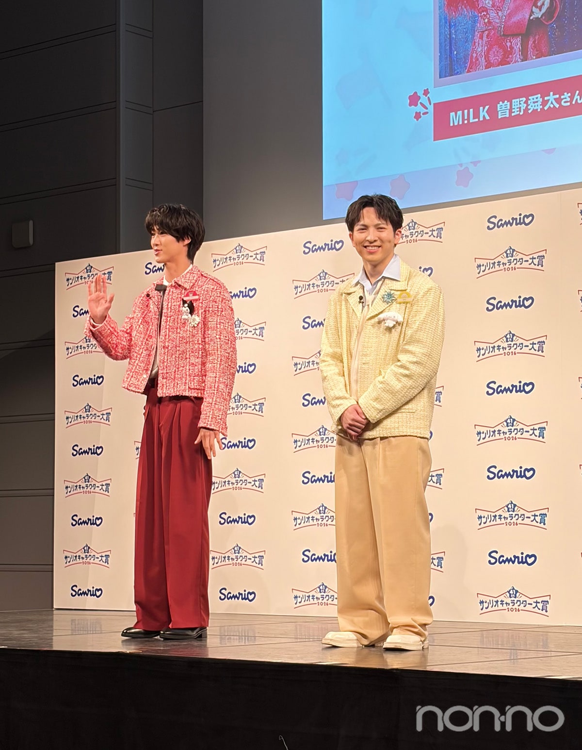サンリオキャラクターのマスコットを胸元につけたM!LKの曽野舜太と吉田仁人