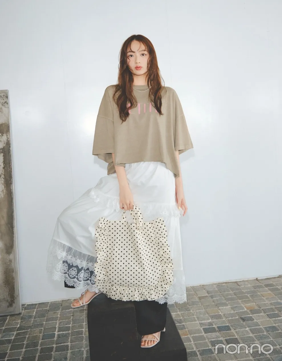 加藤栞の大学生の一週間コーデ、火曜日のTシャツスタイル