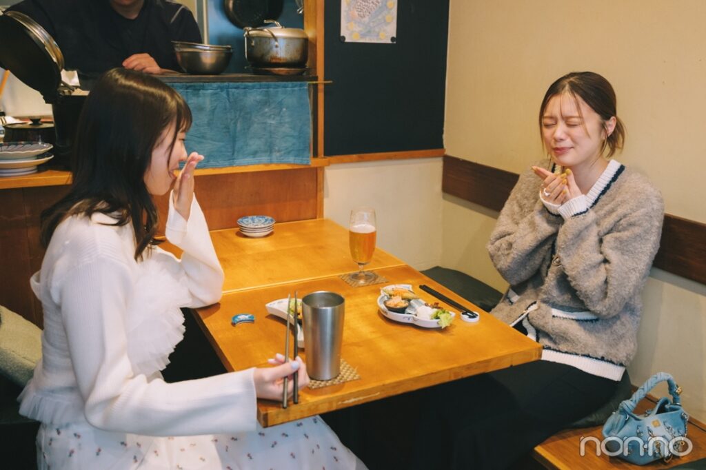 二人で笑う紺野彩夏と菊地姫奈