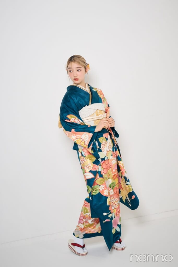 グリーンの振袖を着て横を向く小宮山莉渚の全身