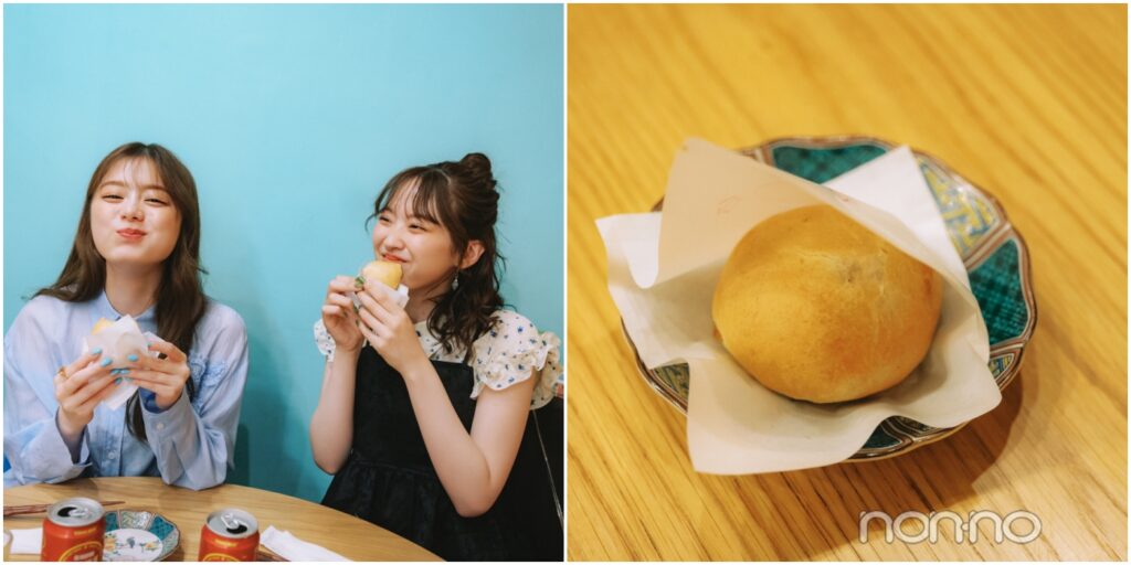 胡椒餅を食べて笑う紺野彩夏と村上なずな、お皿にのった丸いパンのような胡椒餅