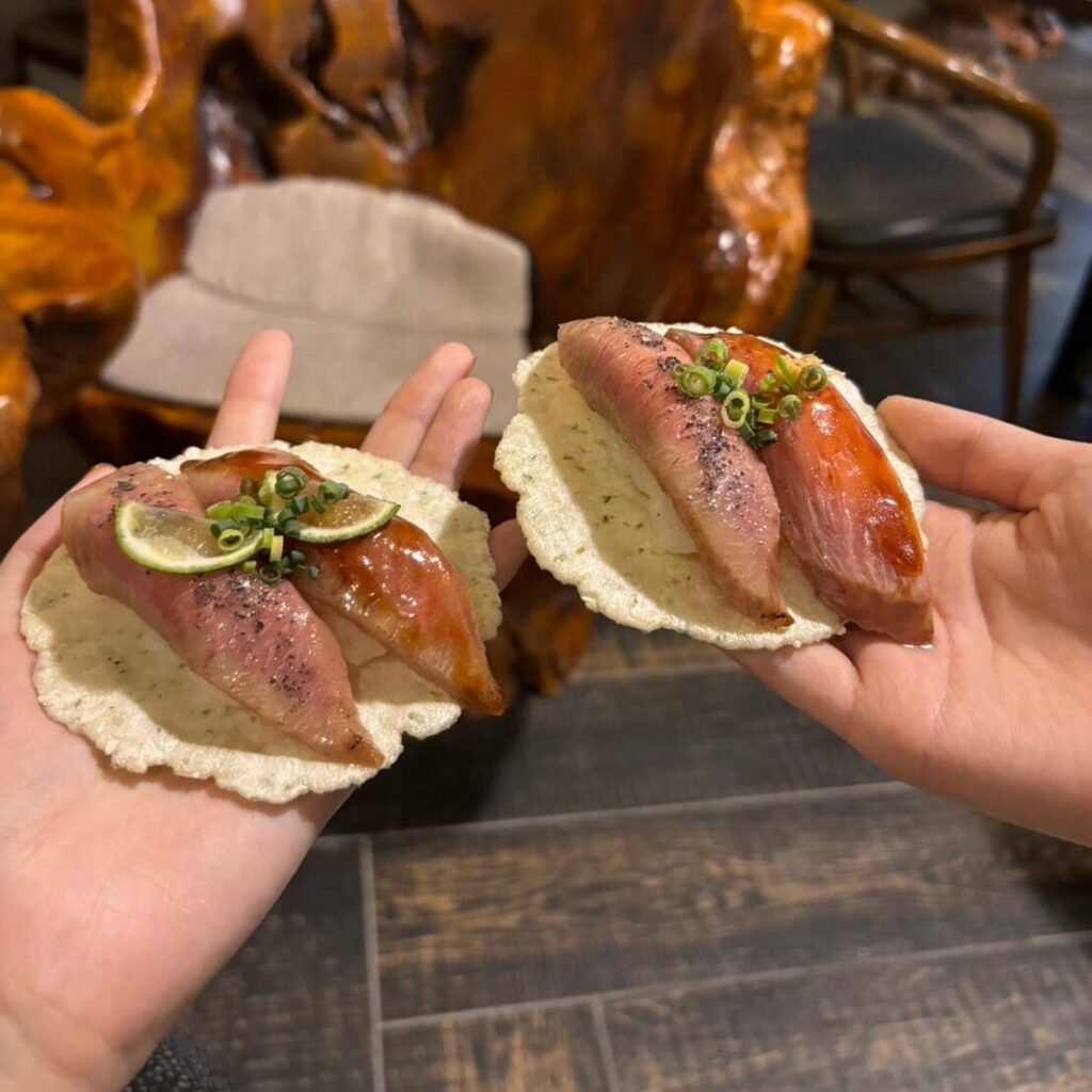 高山の古い街並みでの食べ歩きした肉寿司