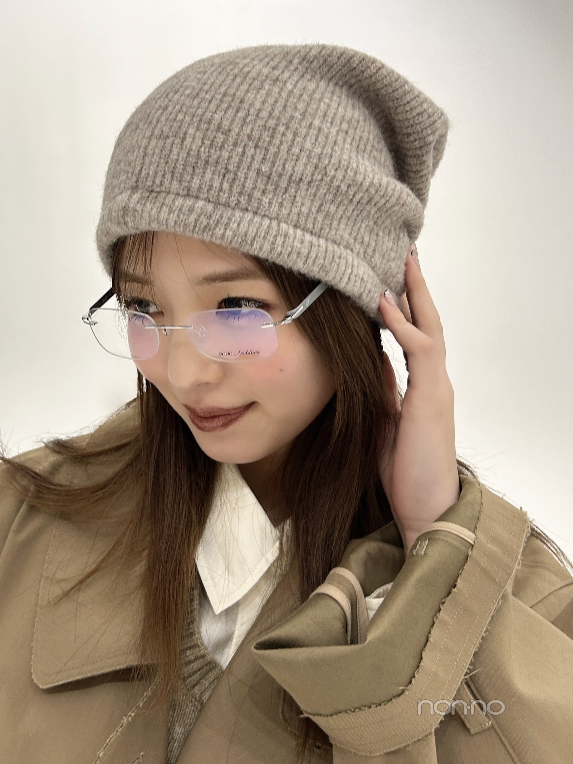 ニット帽をかぶり眼鏡をかけた横田真悠の寄りカット