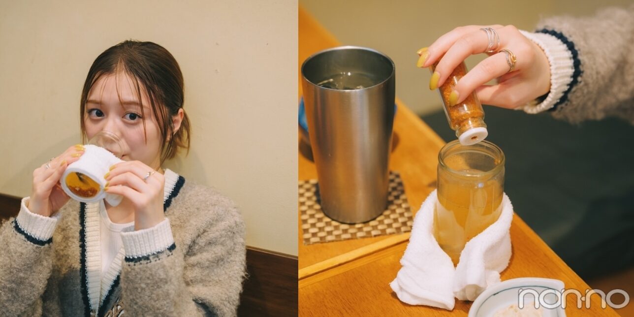 焼酎を飲む紺野彩夏、コップに一味唐辛子を入れる手元