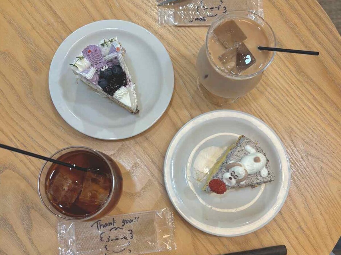 上から見たケーキとドリンク