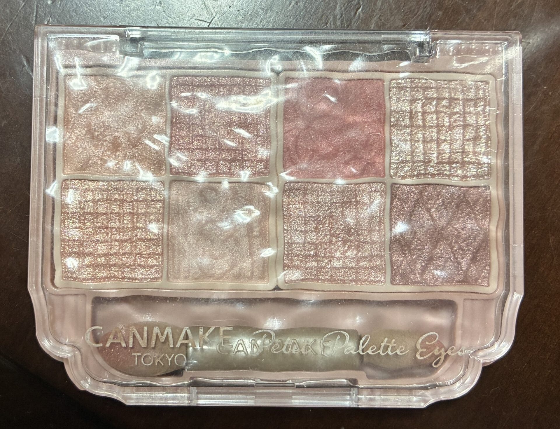 商品名 CANMAKE プティパレットアイズ 01
アイシャドウ兼涙袋を塗ると気に使っています。