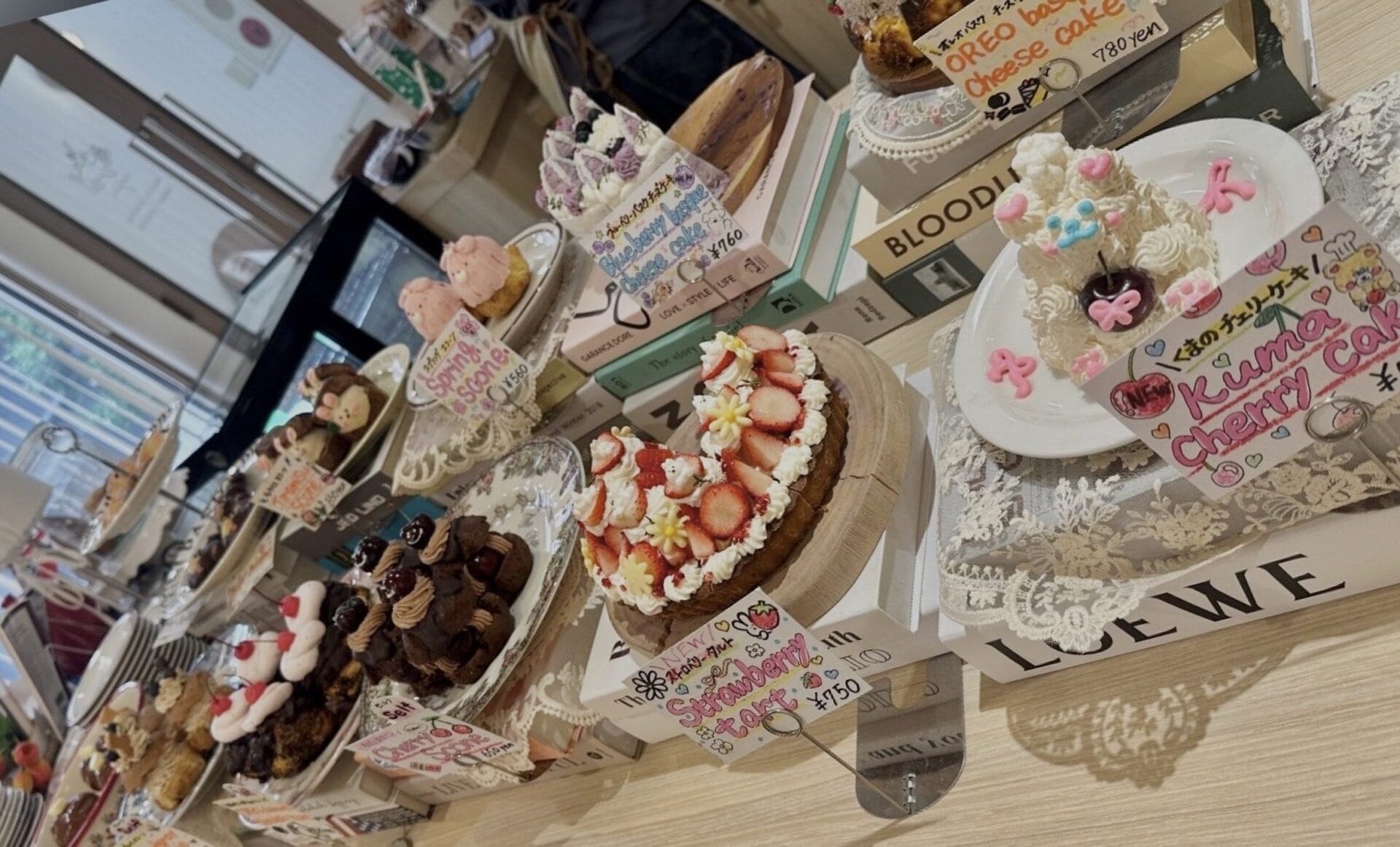 ケーキヤスコーンなどのスイーツ