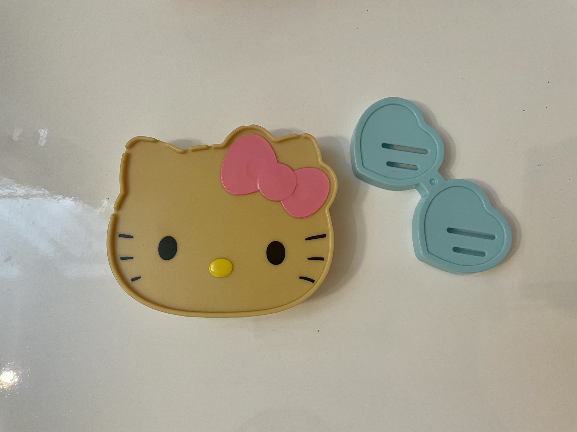 サングラスカップつきミニトレーのサングラスを外している