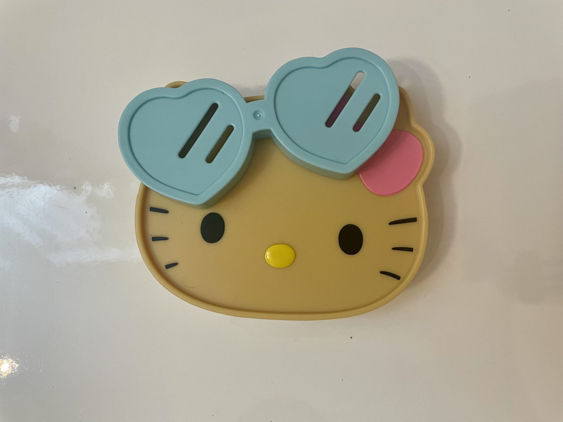 サングラスカップつきミニトレーのサングラスカップをななめにかけている