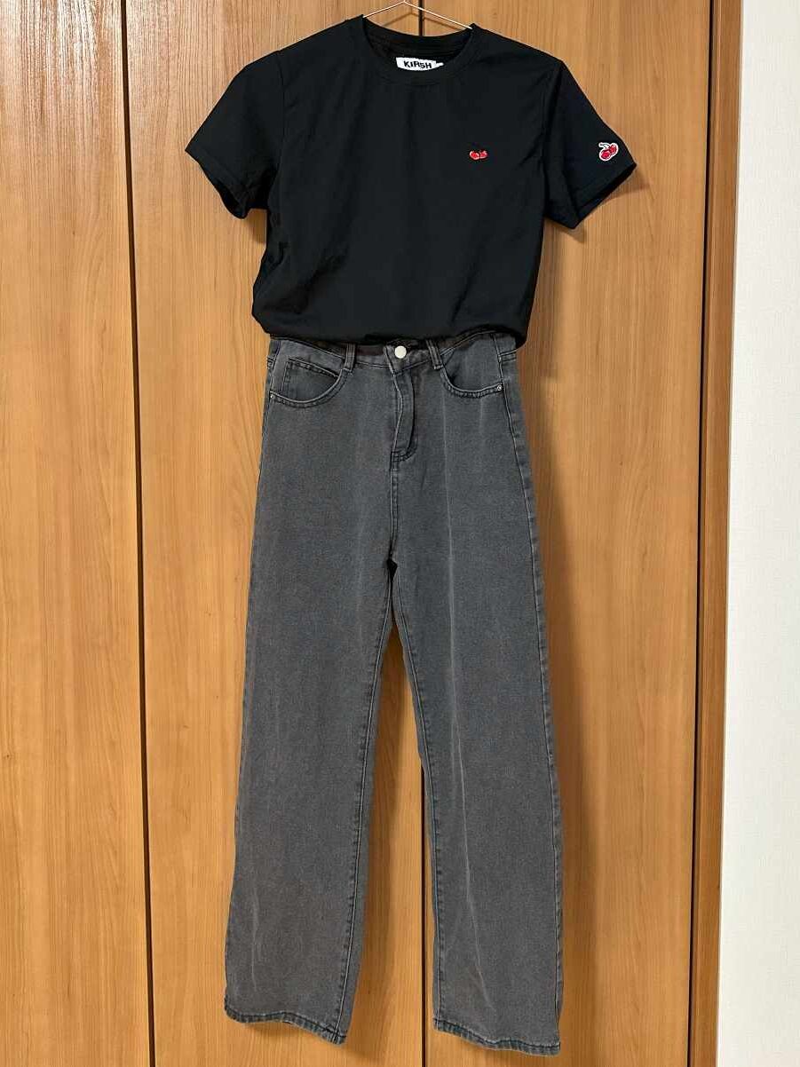 黒T×ダークグレーデニム