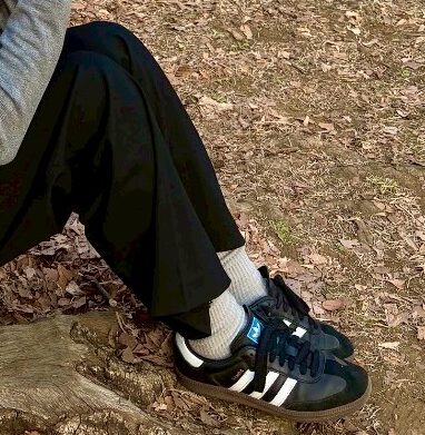 スラックスにスニーカーを合わせた時の写真
