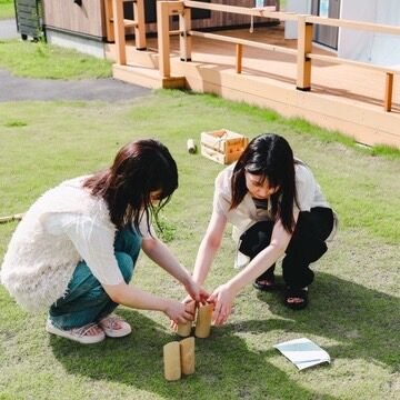 モルックを並べる２人