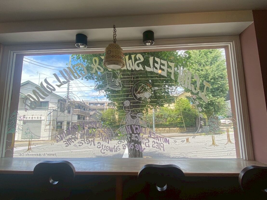 お店の窓に書いてあるペイント