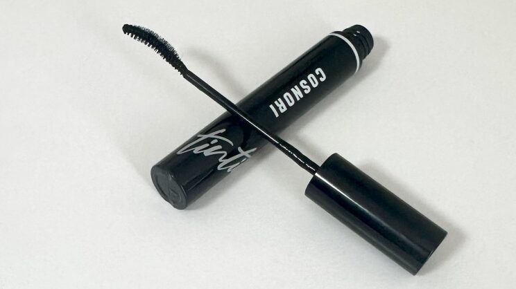 COSNORIのマスカラを立てかけた写真