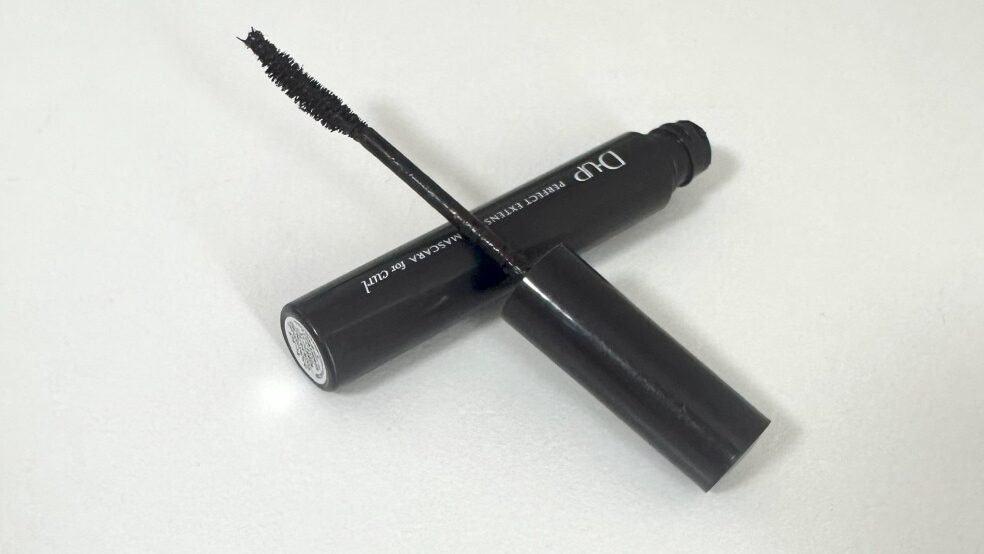 D-UPのマスカラを立てかけた写真