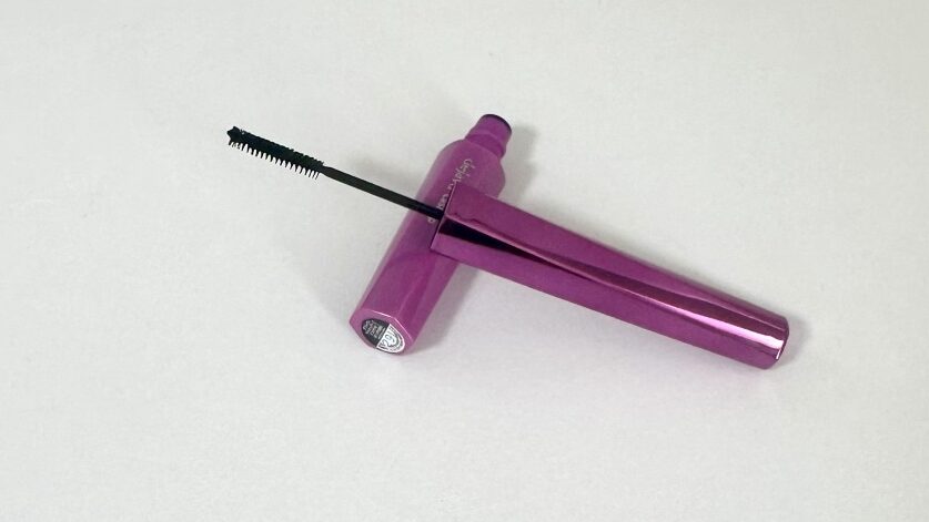 dejavuのマスカラをたてかけた写真