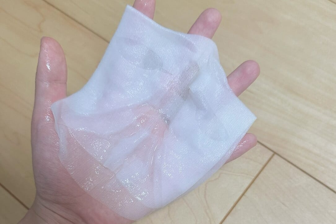 フェイスマスクを取り出した様子
化粧水がひたひたでした