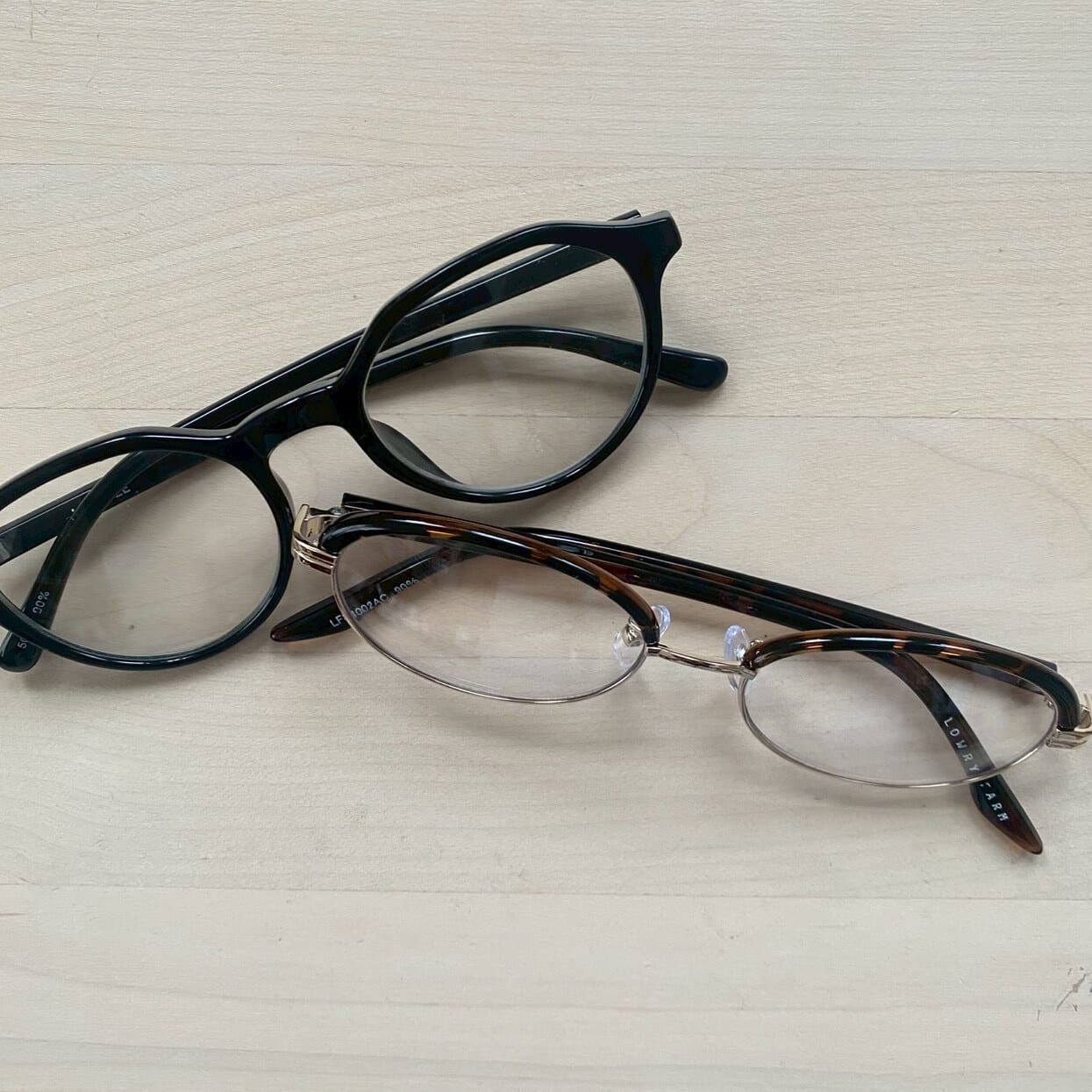 黒縁メガネと、茶色とゴールドフレームのメガネ