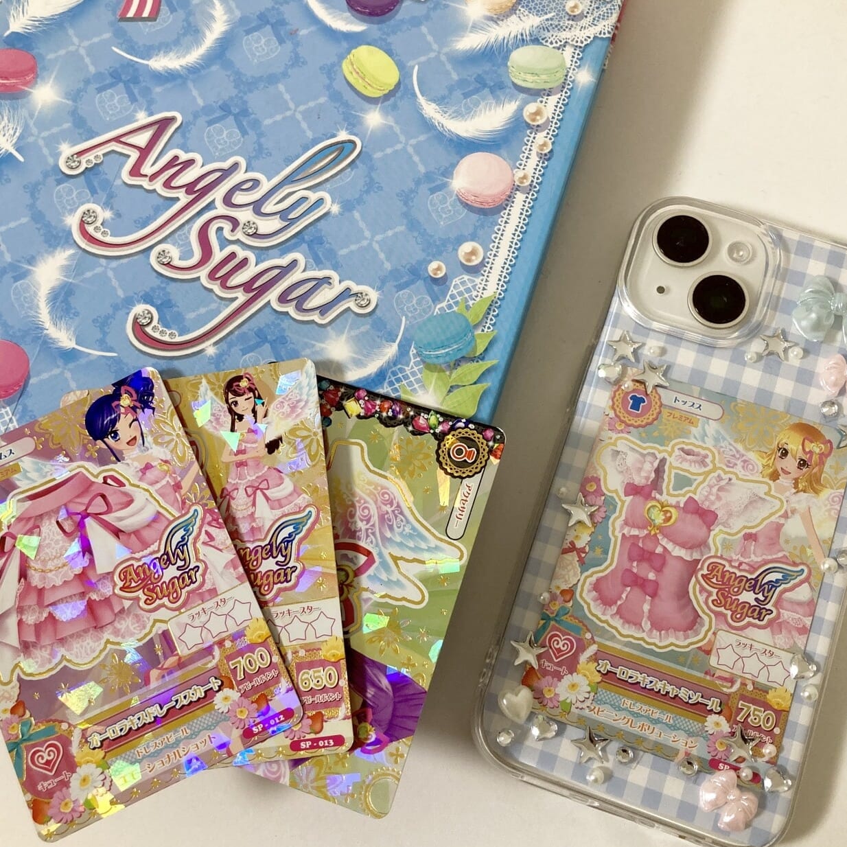 デコレーションしたケースと、同じコーデのアイカツカード、カードケースを並べて撮影した写真。