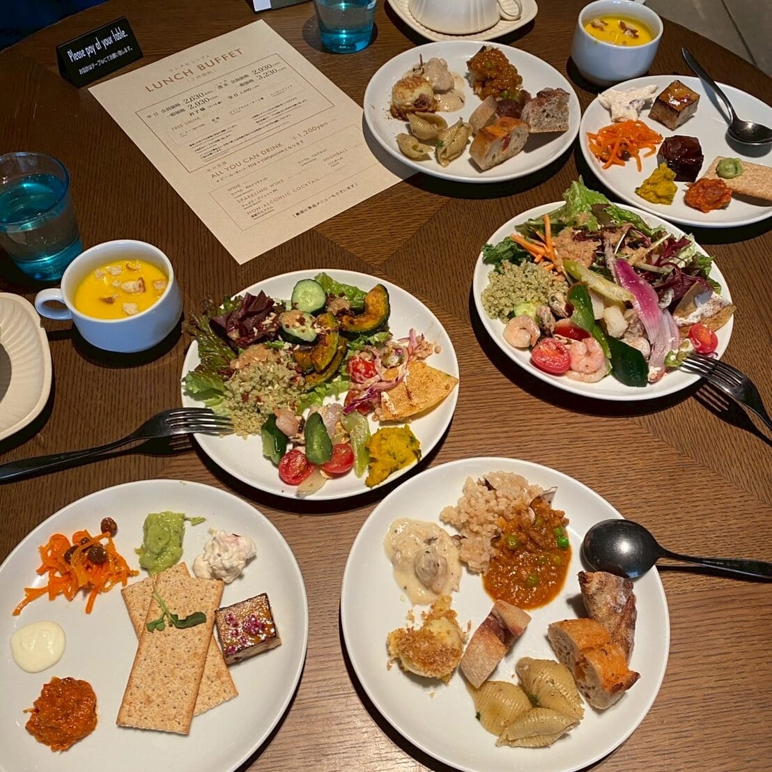 机の上に並べられた料理